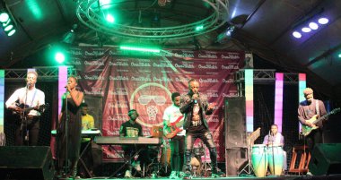 Ones2watch konserinde sahne alan bir şarkıcı, 26 Eylül 2020 'de Freedom Park Broad Street Lagos Nijerya' da ev sahipliği yaptı.