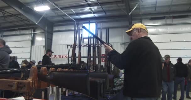 Januari 2018 Davenport Iowa Gun Show Onderzoekt Man Rifle — Stockvideo