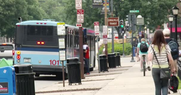 Στάση Λεωφορείου Iowa City Αϊόβα Ιουνίου 2015 Στο Κέντρο Της — Αρχείο Βίντεο