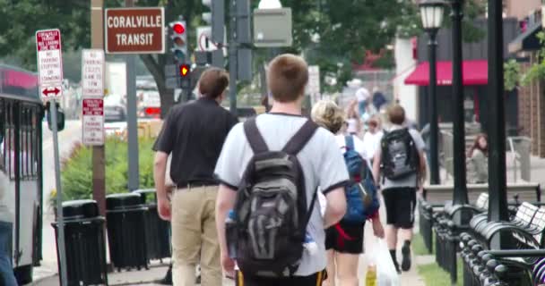 Haziran 2015 Iowa City Iowa Meşgul Kaldırım College Kampüsünde — Stok video