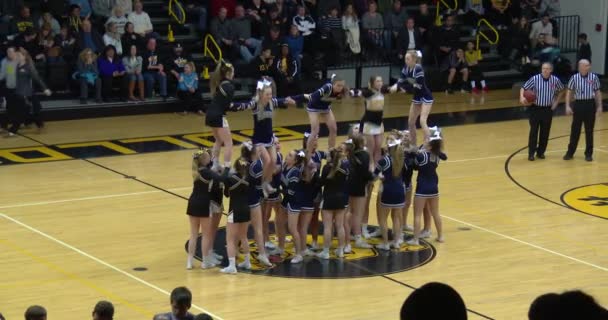 Februar 2016 Bettendorf Iowa Cheerleader Beim Basketballspiel — Stockvideo