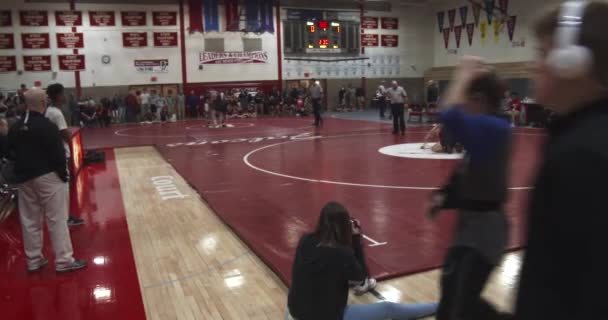 Janeiro 2018 Davenport Iowa Wrestling Competition Athletes Wide Pan — Vídeo de Stock