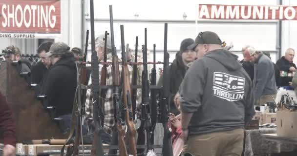 2018 ダベンポート アイオワ州 銃で人の群衆を表示します — ストック動画