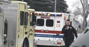 Bettendorf, Iowa, ambulans - 14 Ocak 2017 yangın kamyon - polis memuru - trafik kazası