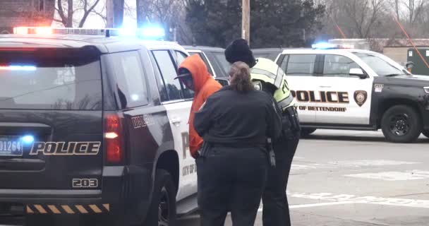 2017 ベッテンドーフ アイオワ 手錠をかけられ男は警察の車 自動車事故の後ろ入れられる — ストック動画