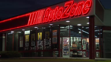 24 Nisan 2018 Bettendorf, Iowa, otomatik bölge - dış - insanlar deposuna - alacakaranlık