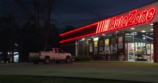 Abril 2018 Bettendorf Iowa Auto Zone Panning Shot Exterior Crepúsculo — Vídeo de Stock