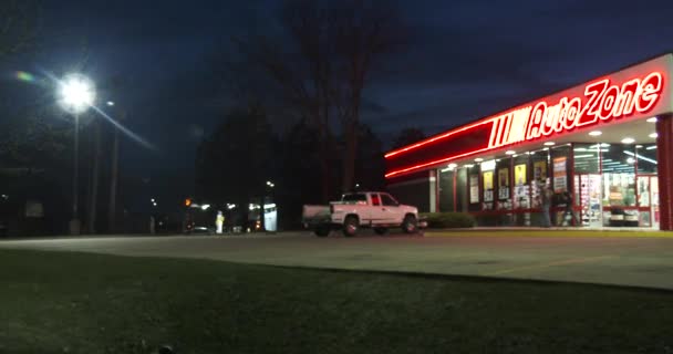 April 2018 Bettendorf Iowa Auto Zone Panning Shot Exterieur Dusk4K — Stockvideo