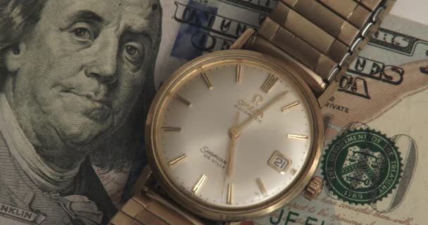 Abril 2018 Bettendorf Iowa Tiempo Dinero Reloj Vintage 100 Dólares — Vídeo de stock