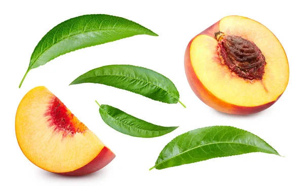 Персиковый фрукт с листьями, изолированными на белом — стоковое фото