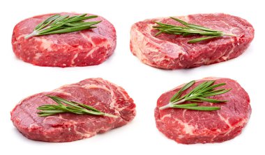 Biftek beyaz arka planda izole edilmiş.