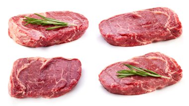 Beyaz arka planda izole edilmiş organik biftek. Taze biftek. Biftek koleksiyonu.