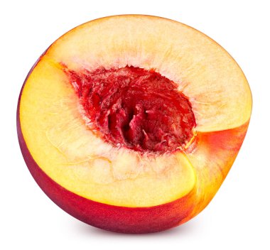 Şeftalinin yarısı beyaz arka planda izole edilmiş. Kırpma yolu olan şeftali