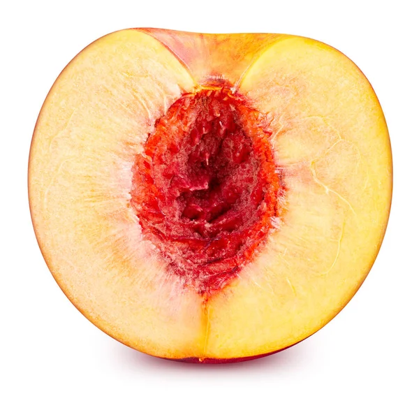 Şeftalinin yarısı beyaz arka planda yalıtılmış. Şeftali meyvesi kesme yolu. Şeftalili makro stüdyo fotoğrafı