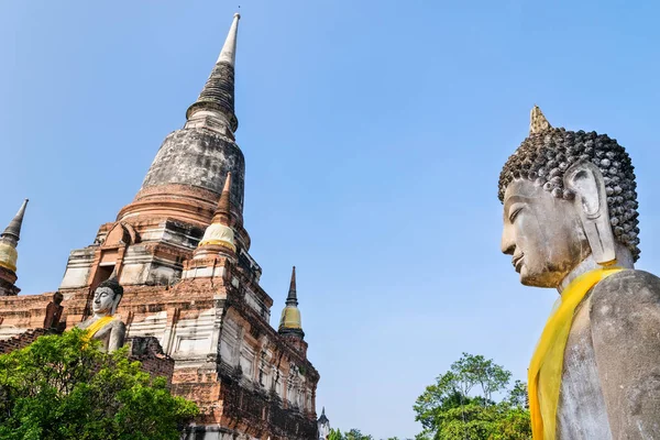 Socha Buddhy a starobylé pagoda — Stock fotografie