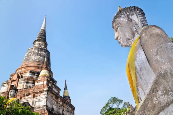Posąg Buddy i starożytnych pagoda — Zdjęcie stockowe