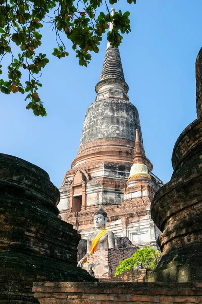 Boeddhabeeld en oude pagode — Stockfoto
