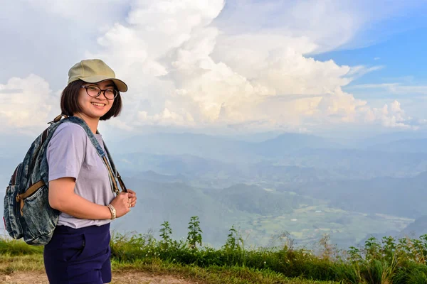 Caminhante adolescente na montanha — Fotografia de Stock