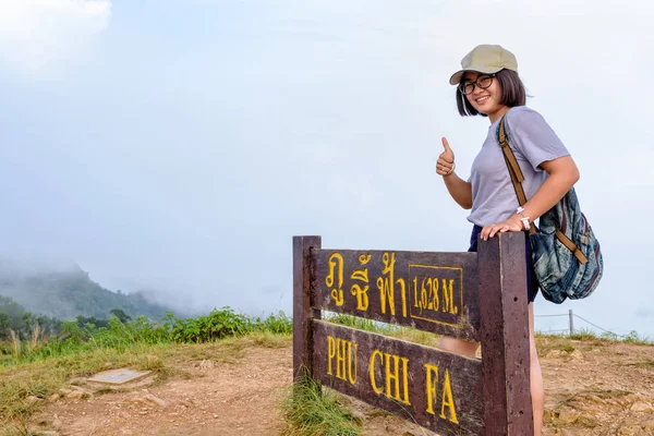Девушка-туристка на горе Фу Чи Фа — стоковое фото