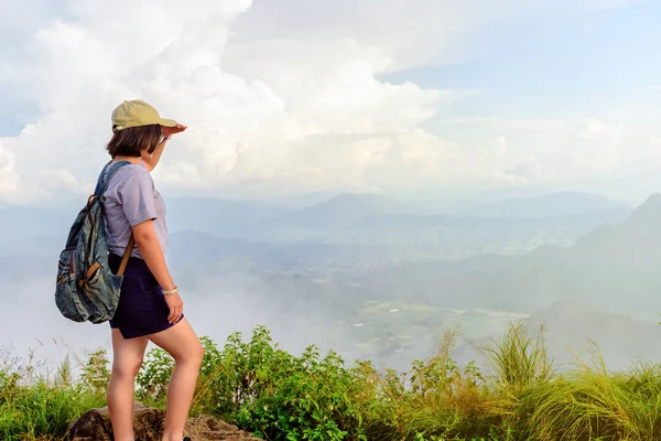 Turist teen flicka på Phu Chi Fa berg — Stockfoto