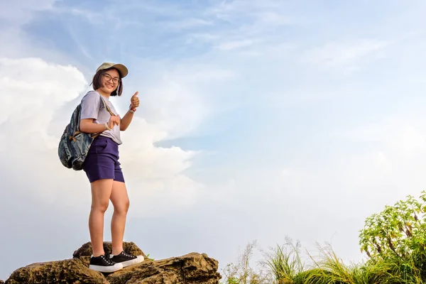 Turista adolescente menina em Phu Chi Fa montanha — Fotografia de Stock