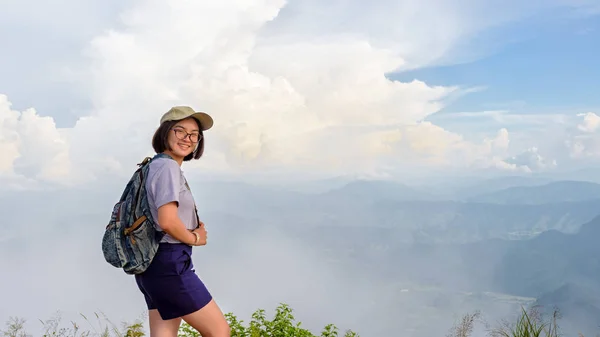 Подростковый турист на горе — стоковое фото