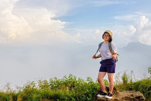 Turista adolescente menina posa na montanha — Fotografia de Stock