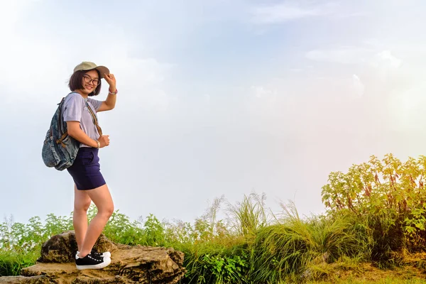 Turista adolescente menina posa na montanha — Fotografia de Stock