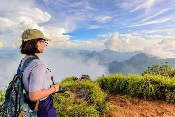 Turistické dívenky na Phu Chi Fa mountain — Stock fotografie