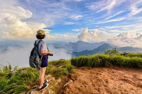 Turista adolescente chica en Phu Chi Fa montaña — Foto de Stock