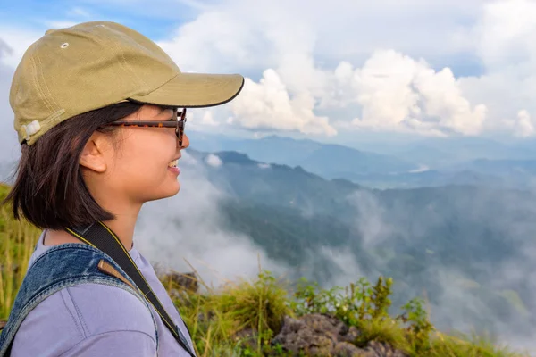 Caminhante asiático bonito adolescentes menina olhando natureza — Fotografia de Stock