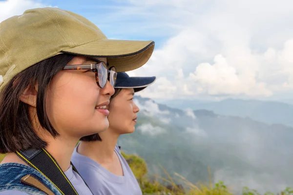 Enfrente duas jovens mulheres assistindo a natureza — Fotografia de Stock