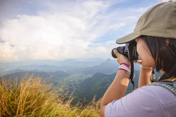 Hiker adolescentes chica tomando foto — Foto de Stock
