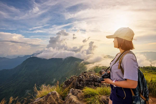 Dívka turista na horách při západu slunce — Stock fotografie