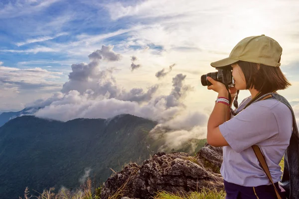 Hiker tar foto vid solnedgången — Stockfoto