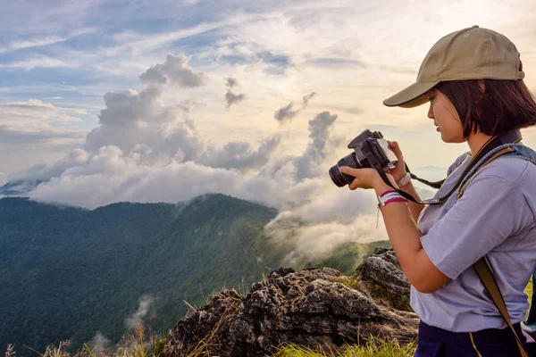 Hiker flicka tittar foto på kamera — Stockfoto