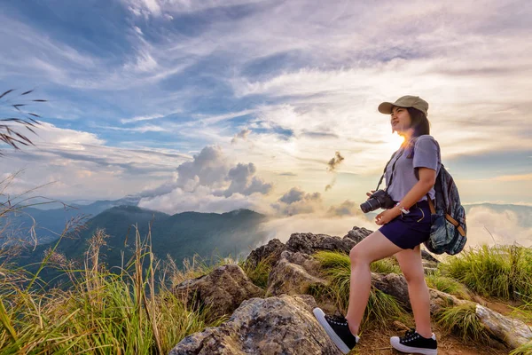 Dívka turista na horách při západu slunce — Stock fotografie