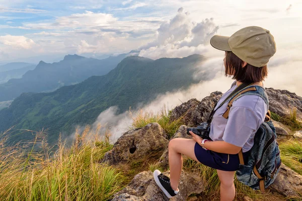 Menina turista em montanhas na Tailândia — Fotografia de Stock