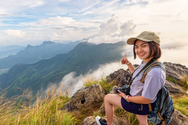 Menina turista em montanhas na Tailândia — Fotografia de Stock