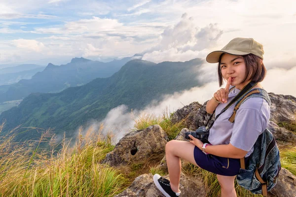 Caminhante menina com feliz na montanha Phu Chi Fa — Fotografia de Stock