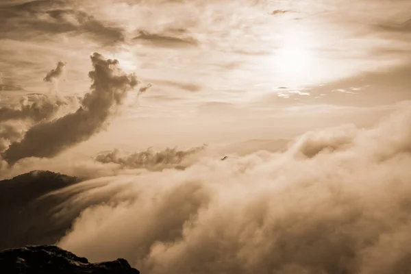 Niebla de color sepia en alta montaña —  Fotos de Stock