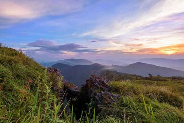Solnedgång på Phu Chi Fa Forest Park, Thailand — Stockfoto