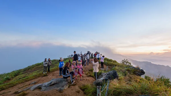 Group of tourist waiting sunrise on mountains — Stock Photo, Image