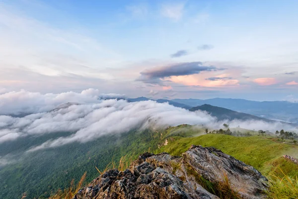 Natur im Sonnenaufgang auf den Bergen, Thailand — Stockfoto