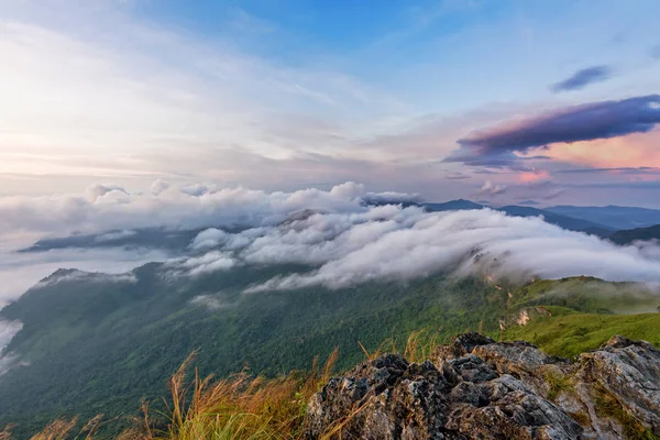 Naturen i soluppgången på berg, Thailand — Stockfoto