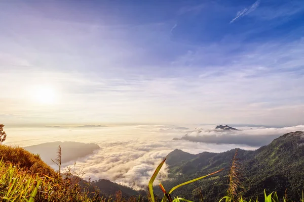 Lever de soleil sur les nuages en Thaïlande — Photo