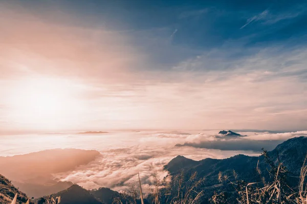 Вінтажний стиль схід сонця на горі — стокове фото