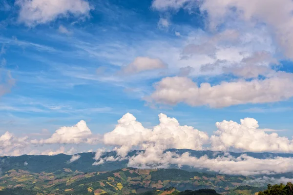 Himlen ovanför den höga bergskedjan — Stockfoto