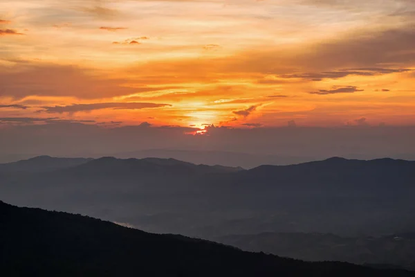 Zachód słońca na Phu Chi Fa Forest Park — Zdjęcie stockowe