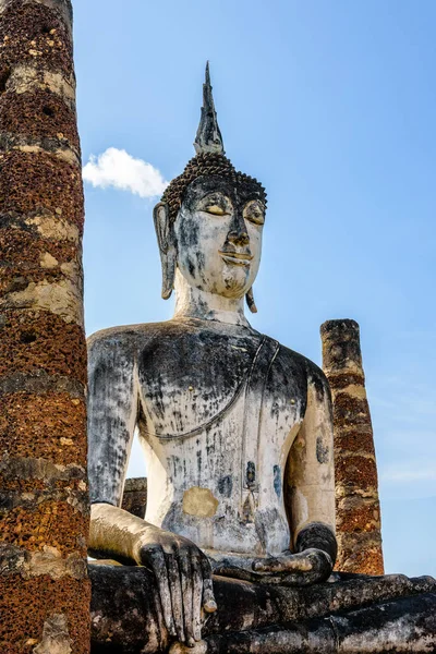 Patung Buddha di antara reruntuhan — Stok Foto